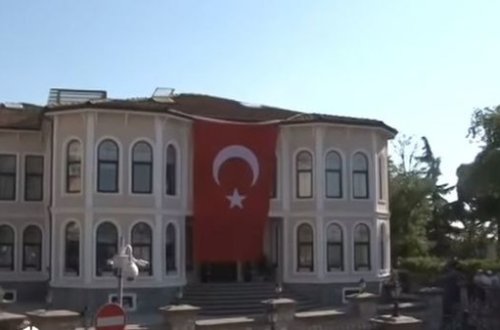 Türklər Ərdoğanın evinin önünə axışır