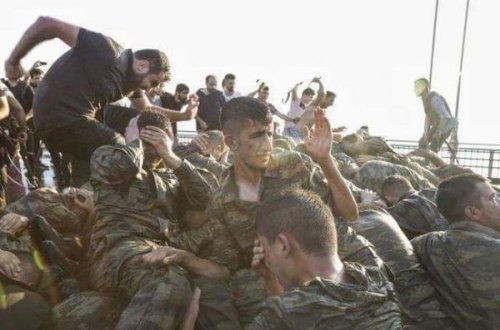 Qiyamçı əsgərlərə “linç məhkəməsi” qurublar