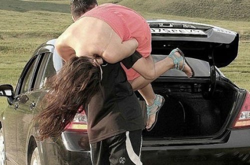 Oğlan qaçırdığı qızın anasına xəsarət yetirdi