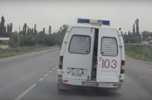 Yolda hoqqa çıxaran ambulansın qadın sərnişini: 