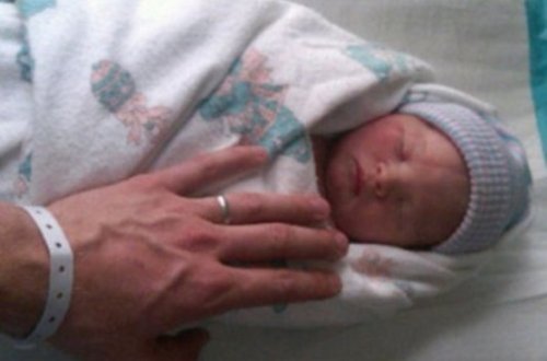 Küçədən yeni doğulmuş körpə tapılıb