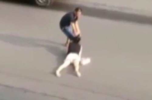 Şəhərin ortasında qadını saçından tutub sürüdü