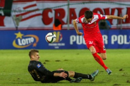 Serbiyalı futbolçu oyun zamanı öz qapısına gözəl qol vurub
