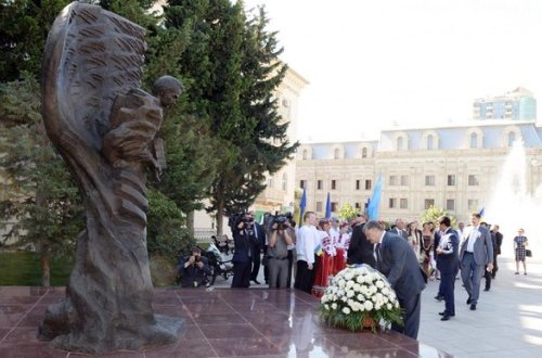 Poroşenko Bakıda Şevçenkonun abidəsini ziyarət etdi