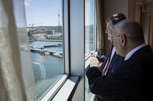 Artur Rasizadə Poroşenkoya Bakını göstərdi