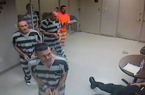 Məhbuslar nəzarətçini ölümdən qurtardılar