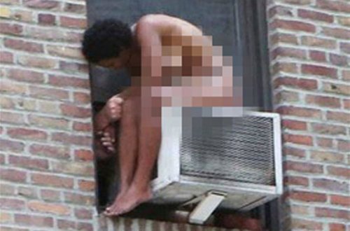 Bir qadın soyunaraq özünü binadan atmaq istədi