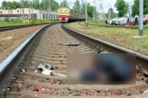 Dəmir yolunda sevişən cütlüyün üstündən qatar keçdi