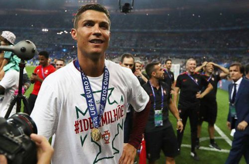 Ronaldodan möhtəşəm addım - 275 mini xərçəngli uşaqlara bağışladı