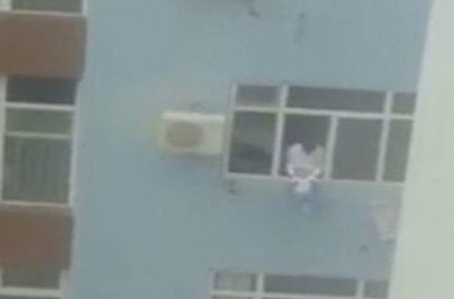 Bakıda övladını təhlükəyə atan ata geniş müzakirələrə səbəb oldu