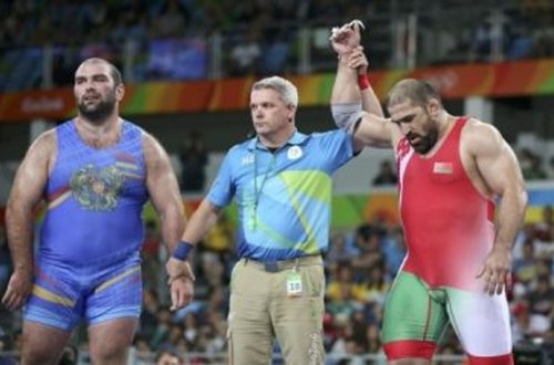 Erməni məşqçisi belaruslu hakimlərin stolunu təpiklədi