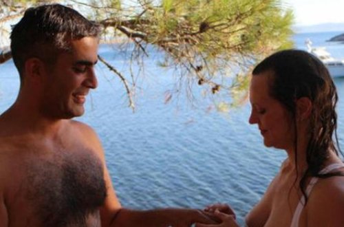 Qeyri-adi toy: Bəy şortikdə, gəlin bikinidə