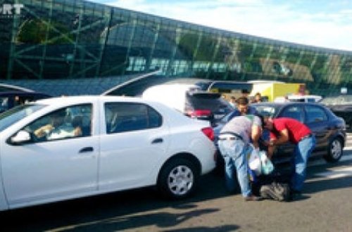 Bakı aeroportunda taksilərin nizamsız parklanması tıxac yaradır