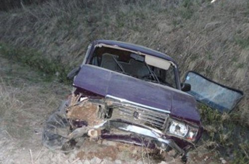 Azərbaycanda avtomobil dərəyə aşdı: sürücü və körpəsi öldülər