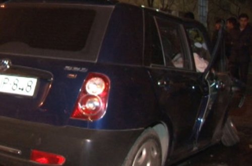 Sərxoş sürücü maşını yol nişanına çırpdı