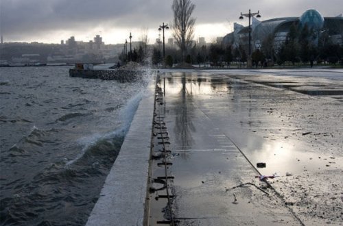 Ruhi xəstə olan qadın bulvarda özünü dənizə atdı
