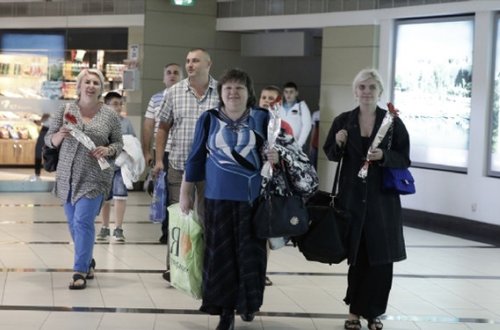 Türklər ilk rus turistləri hava limanında çiçəklərlə qarşılayıblar