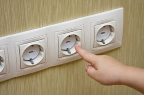 Azyaşlını elektrik cərəyanı vuraraq öldürdü