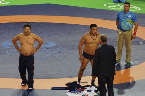 Monqol məşqçiləri Olimpiadada etiraz olaraq soyundular