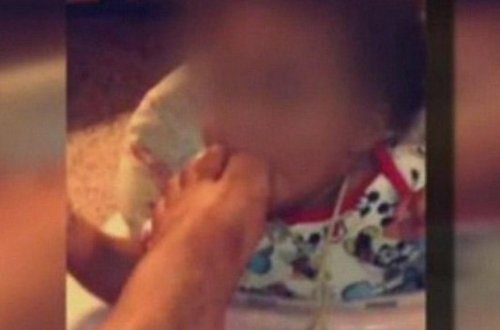 Dayə ayaq barmağını uşağın ağzına soxdu