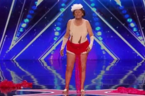 90 yaşlı qadından striptiz şou