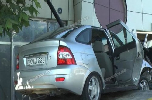 Maşın mağazaya çırpıldı