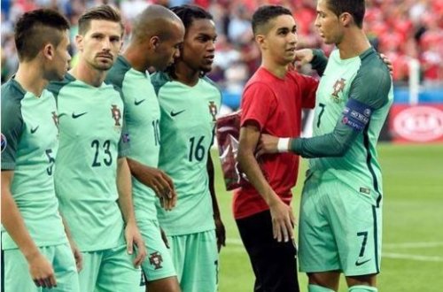 Ronaldoyla selfi çəkdirmək üçün, görün, nə etdi