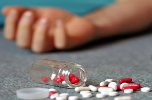 20 yaşlı qız dərmandan zəhərlənib