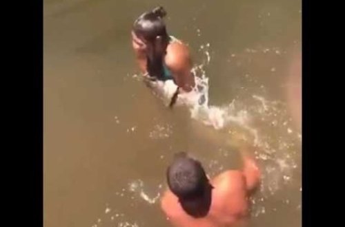 Bu boyda balığı bu qız necə əli ilə tuta bildi?