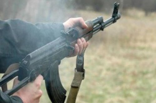 Ata oğlanla danışan qızını güllələdi