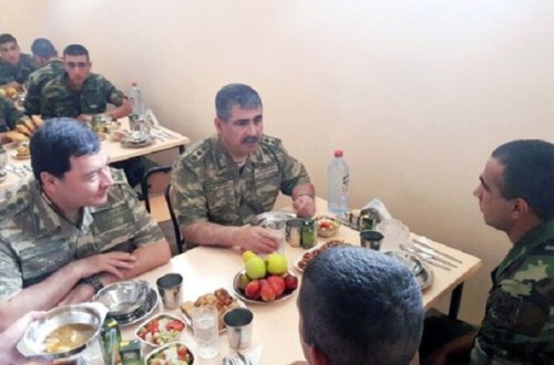 Zakir Həsənov bayramı cəbhədə əsgərlərlə qeyd etdi