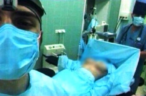 BİABIRÇILIQ! Tibb fakultəsinin tələbəsi çılpaq xəstə ilə şəklini paylaşdı