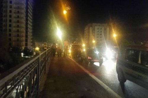 Bakıda qızlar özlərini körpüdən atmaqla hədələyiblər