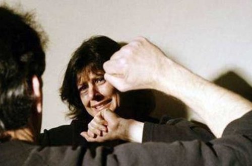 Qadını döyüb, gözünə kimyəvi maddə səpdilər