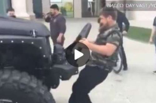 Prezident təkbaşına nəhəng avtomobili dartdı