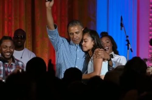 Obama qızı üçün mahnı oxudu