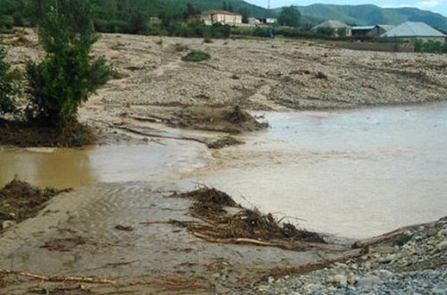 Dünən çəkilən yolu sel yuyub apardı