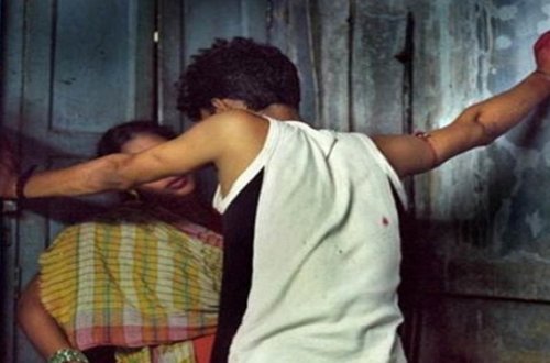 Bu kənddə qadınların hamısı bədənlərini satır