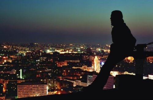 Bakıda intihar edən kişi marketin üstünə düşdü