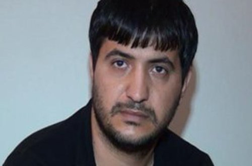 Maşınından “Kalaşnikov” çıxdı - Özünün olmadığını iddia edir