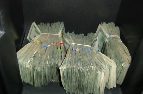 Bakıda mənzildən 70 min dollar oğurlandı