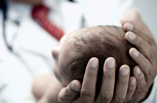 4-cü mərtəbədən düşən uşaq sağ qaldı