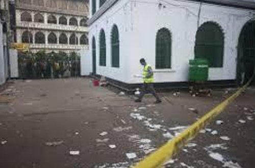 Silahlılar restoranda 20 nəfəri girov götürüb