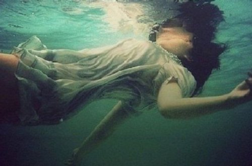 Neftçalada 19 yaşlı özünü Kürə atdı