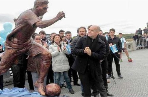 Buenos-Ayresdə Messinin heykəli qoyuldu