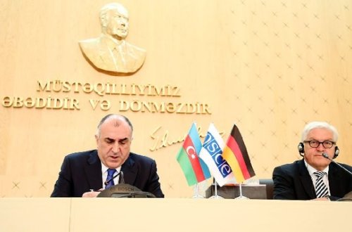 `Ortada sənəd var, üzərində iş gedir`