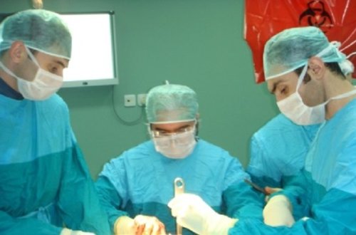 Nazirlikdən ölümdə təqsirləndirilən həkimlə bağlı