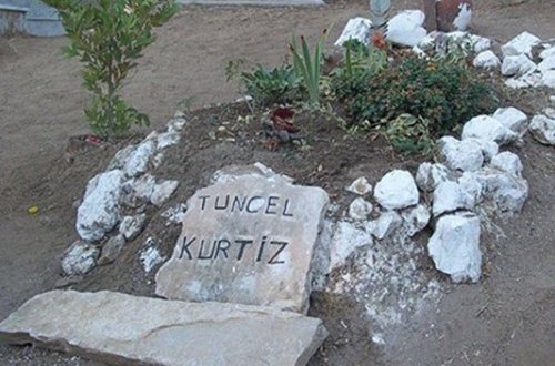 Ölümündən 3 il keçsə də, məzarı bu haldadır