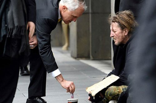 Baş nazir dilənçiyə pul verdi, ölkə qarışdı