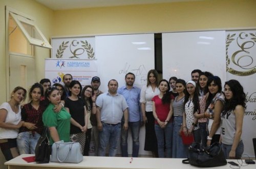 Elçin Zahiroğlu və Günel İbrahim gənc jurnalistlərə təlim keçdilər
